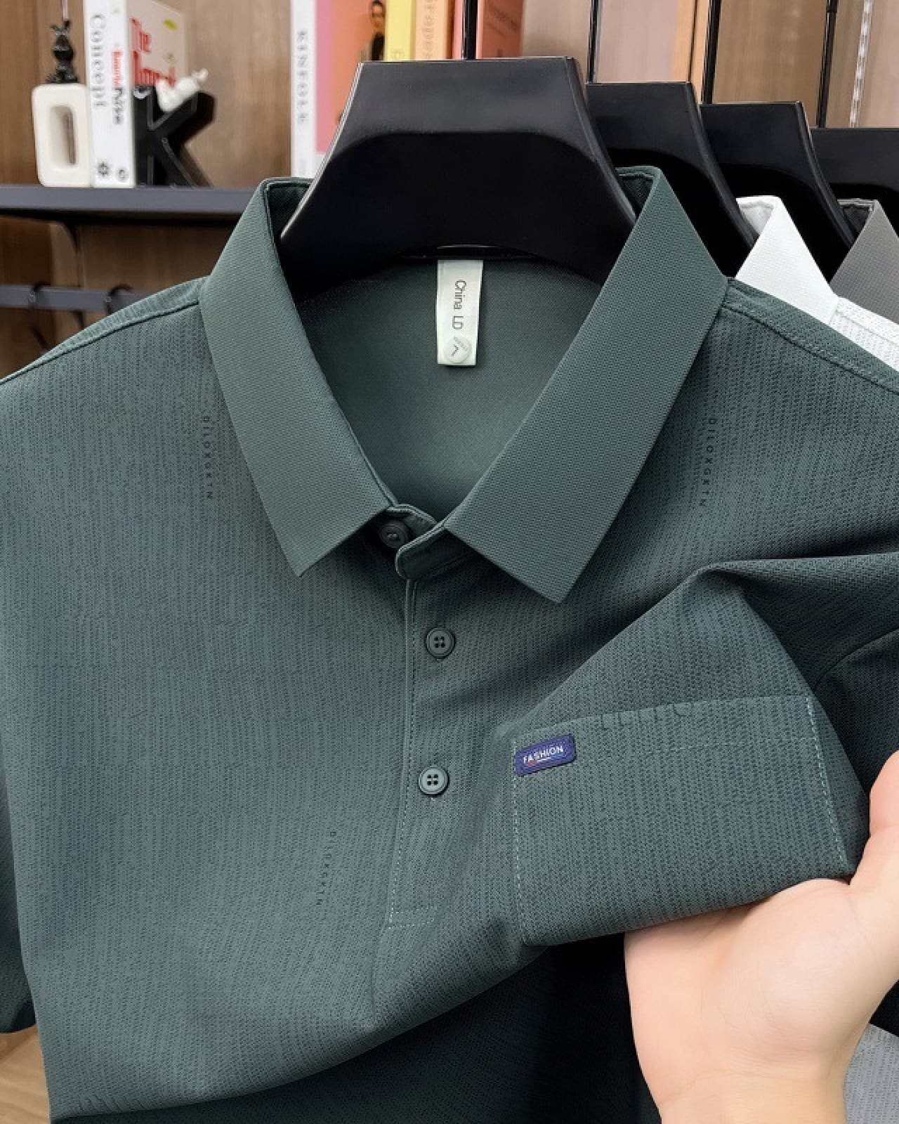 Áo khoác gió 2 lớp bigsize - Hai lớp cản gió, lót lưới thoáng, có mũ tháo rời.